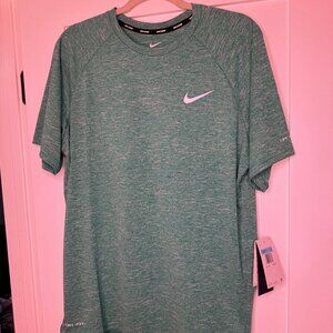 Men's Green Nike Dri-Fit Size Medium 40+UPF Perfect forSpring & Summer Time
